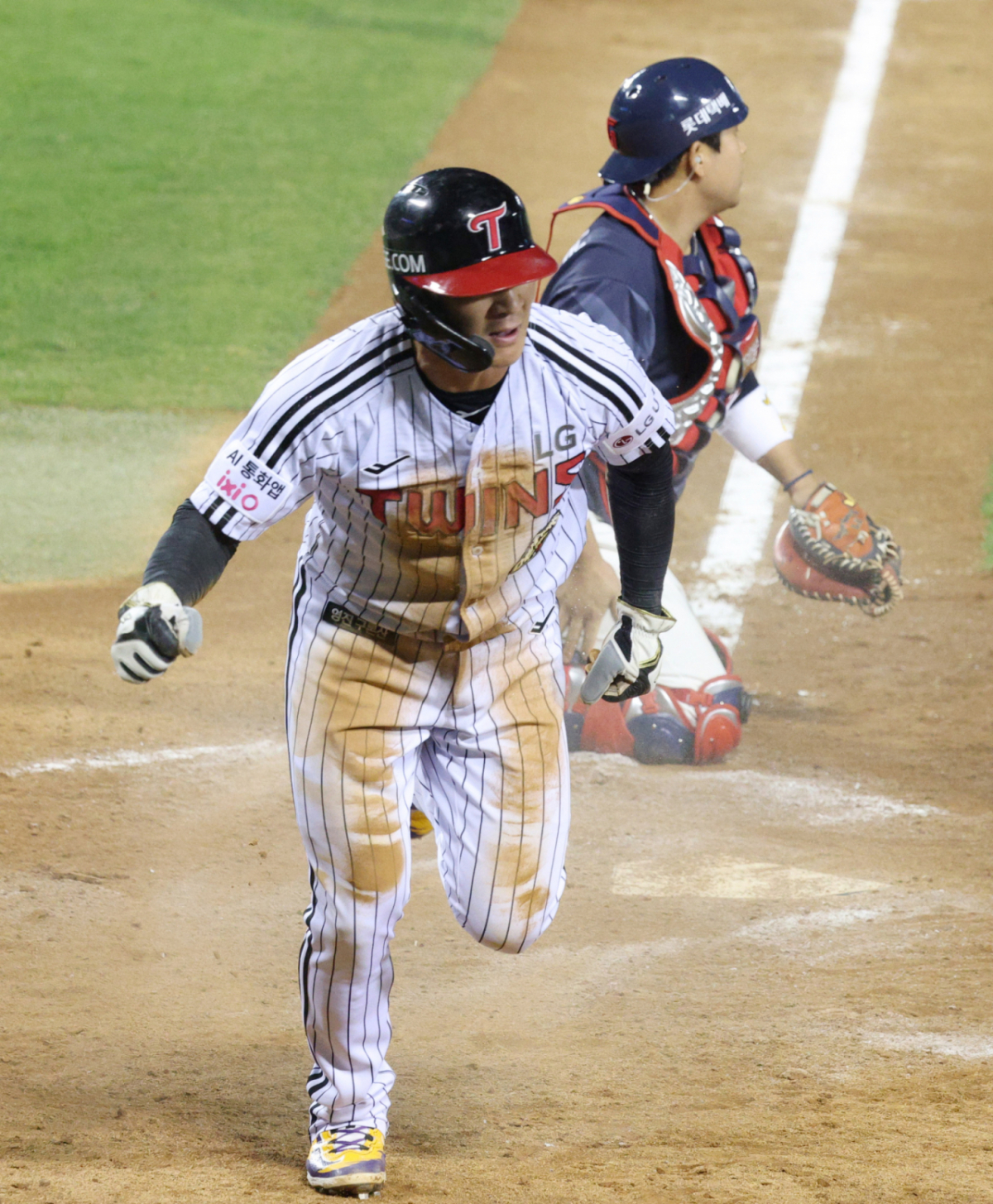 2026 신한 SOL KBO리그 LG 트윈스 대 롯데 자이언츠 경기가 16일 서울 잠실야구장에서 열렸다.  LG 7회말 1사 2,3루에서 3루주자 오지환이 박동원의 내야땅볼 때 홈으로 뛰어 세이프되고 있다. 롯데 포수는 유강남. /사진=김진경 대기자