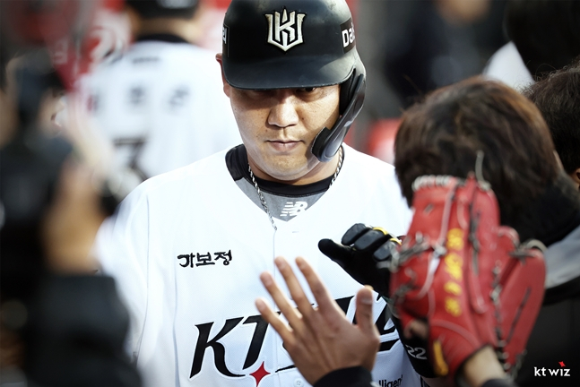 더그아웃으로 들어온 장성우. /사진=KT 위즈