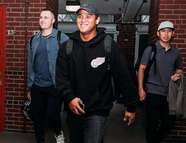 리하오위(가운데)의 출근 모습. /사진=디트로이트 타이거즈 공식 SNS