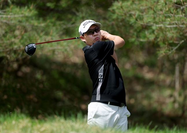 권성열이 18일 춘천 라비에벨 골프앤리조트(파72·7254야드)에서 열린 2026 KPGA 투어 개막전 제21회 DB손해보험 프로미오픈 3라운드에서 9번 홀에서 드라이버 티샷을 하고 있다. /사진=KPGA 제공