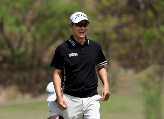 권성열이 18일 춘천 라비에벨 골프앤리조트(파72·7254야드)에서 열린 2026 KPGA 투어 개막전 제21회 DB손해보험 프로미오픈 3라운드에서 4번 홀 버디 후 활짝 웃고 있다. /사진=KPGA 제공