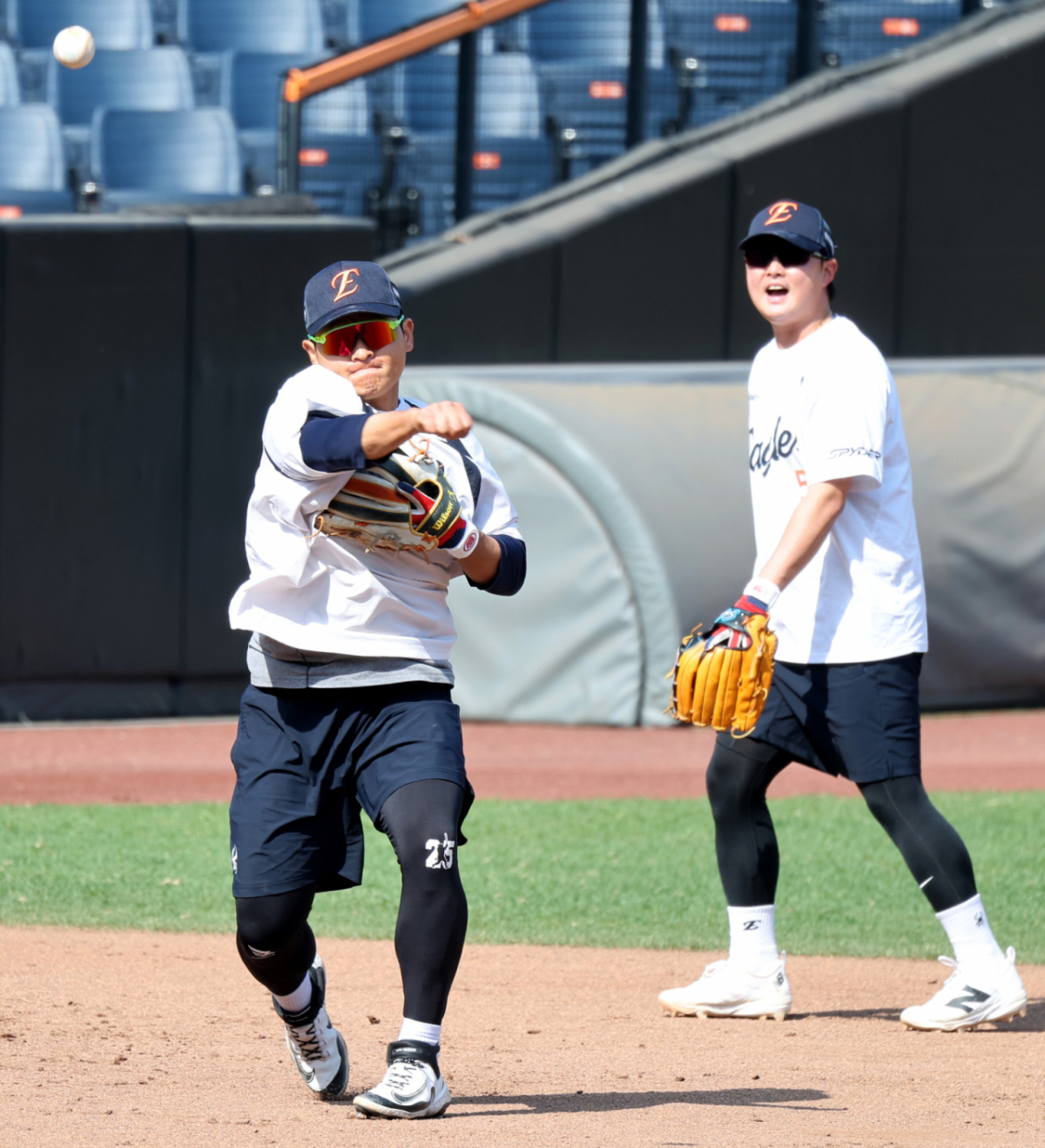 한화 김태연(왼쪽)과 이도윤이  15일 대전한화생명볼파크에서 열리는 2026KBO리그 한화이글스와 삼성라이온즈 경기를 앞두고 노시환이 비운 3루 수비훈련을 하고 있다. 2026.04.15. /사진=강영조 선임기자