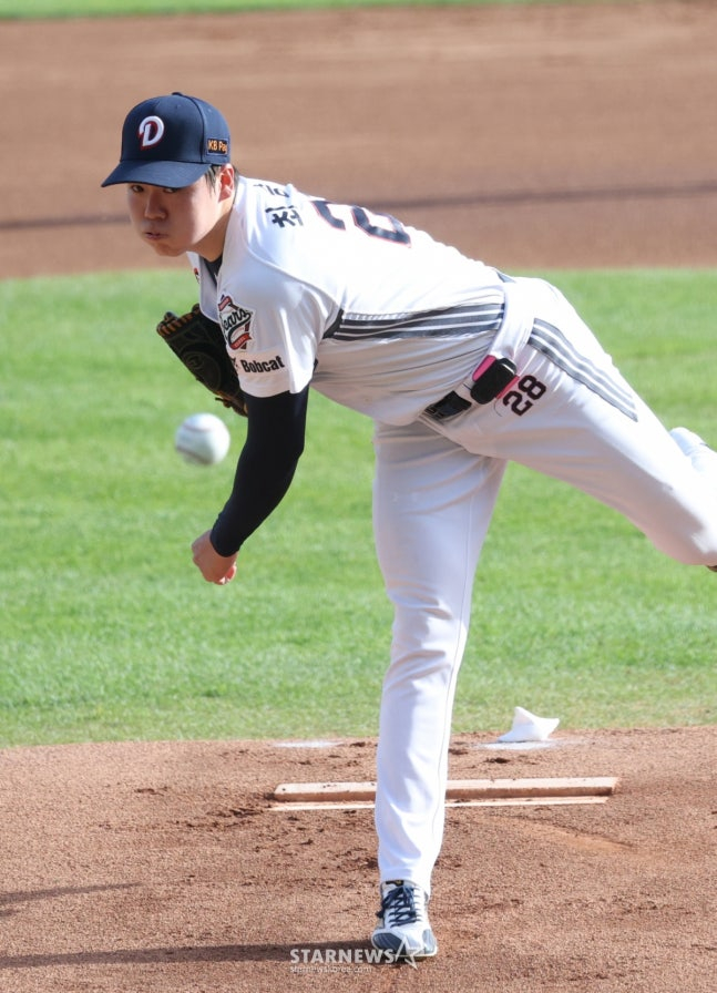 2026 신한 SOL KBO리그 두산 베어스 대 KIA 타이거즈 경기가 18일 서울 잠실야구장에서 열렸다.  두산 선발 최승용이 역투하고 있다.