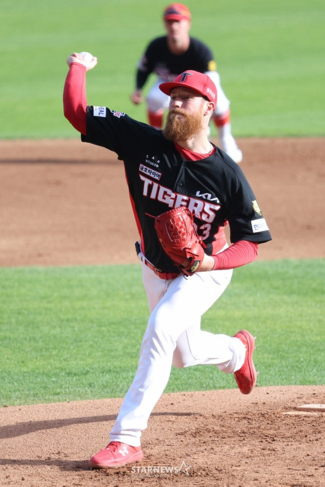 2026 신한 SOL KBO리그 두산 베어스 대 KIA 타이거즈 경기가 18일 서울 잠실야구장에서 열렸다.  KIA 선발 올러가 역투하고 있다.