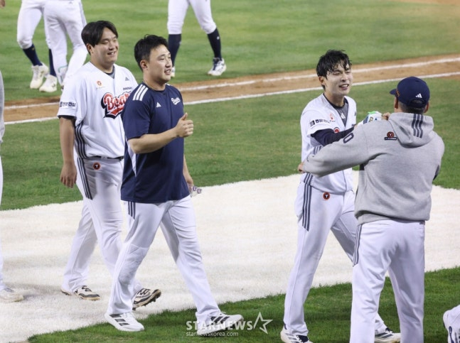 2026 신한 SOL KBO리그 두산 베어스 대 KIA 타이거즈 경기가 18일 서울 잠실야구장에서 열렸다.  두산 이유찬이 연장 10회말 1사 1,2루에서 끝내기 2루타를 날리고 경기를 끝낸 후 김원형 감독의 환영을 받고 있다.  /사진=김진경 대기자