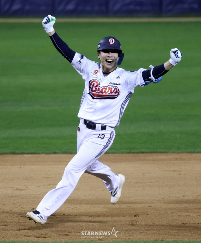 2026 신한 SOL KBO리그 두산 베어스 대 KIA 타이거즈 경기가 18일 서울 잠실야구장에서 열렸다.  두산 이유찬이 연장 10회말 1사 1,2루에서 끝내기 2루타를 날리고 환호하고 있다. /사진=김진경 대기자