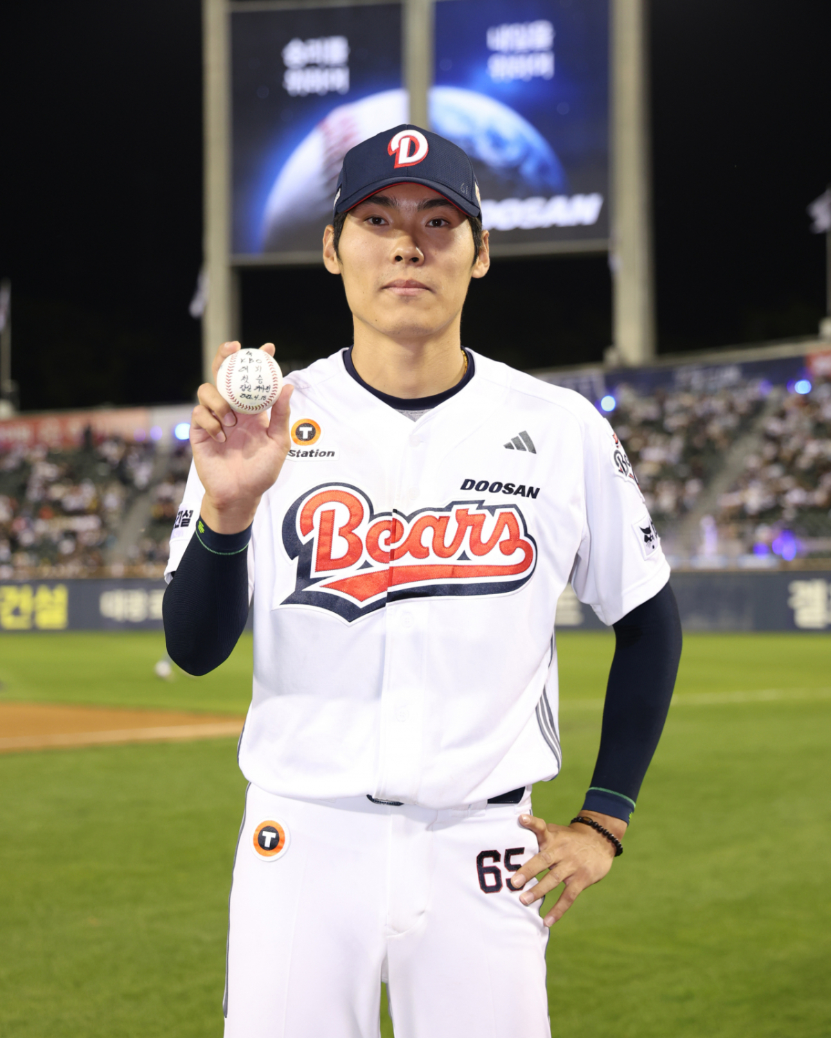 두산 베어스 윤태호가 18일 잠실 KIA전에서 데뷔 첫 승을 따낸 뒤 첫 승 기념구를 손에 든 채 포즈를 취하고 있다. /사진=두산 베어스 제공