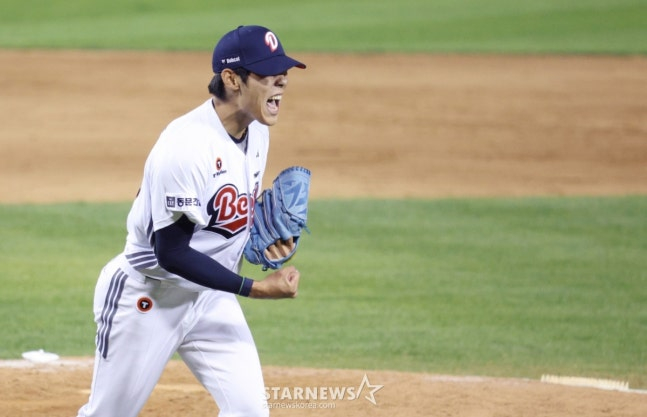 2026 신한 SOL KBO리그 두산 베어스 대 KIA 타이거즈 경기가 18일 서울 잠실야구장에서 열렸다.  두산 윤태호가 연장 10회초 2사 만루에서 KIA 정현창을 플라이로 잡고 포효하고 있다. /사진=김진경 대기자