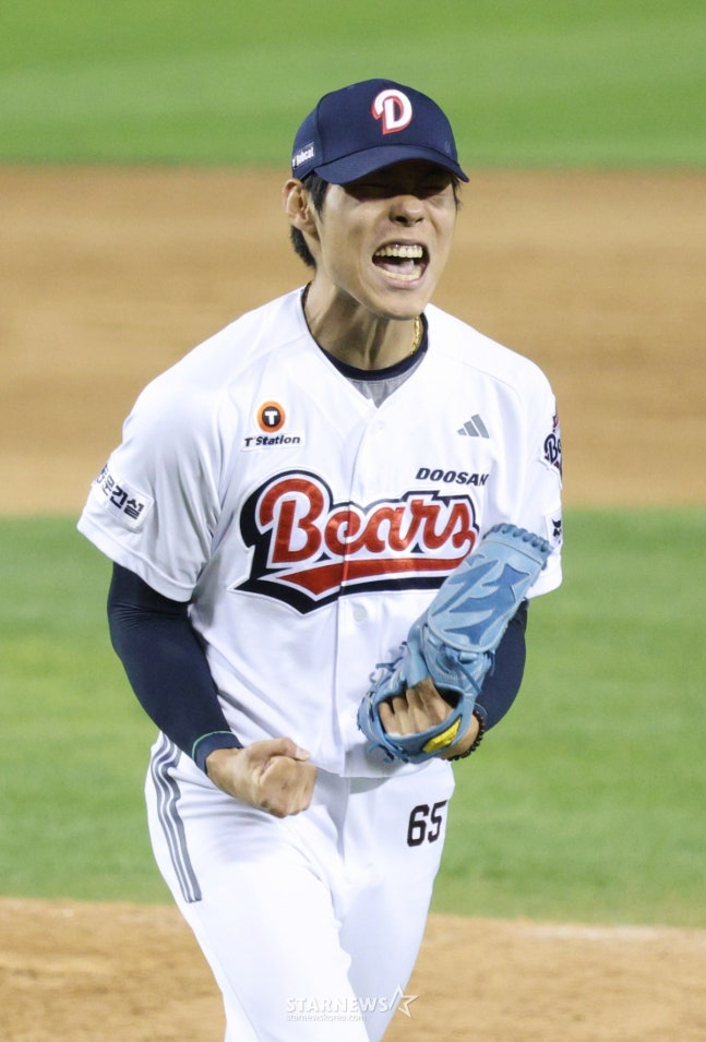 2026 신한 SOL KBO리그 두산 베어스 대 KIA 타이거즈 경기가 18일 서울 잠실야구장에서 열렸다.  두산 윤태호가 연장 10회초 2사 만루에서 KIA 정현창을 플라이로 잡고 포효하고 있다. /사진=김진경 대기자