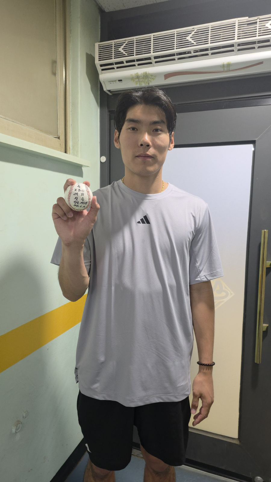 두산 베어스 윤태호가 18일 잠실 KIA전에서 데뷔 첫 승을 따낸 뒤 첫 승 기념구를 손에 든 채 포즈를 취하고 있다. /사진=김우종 기자