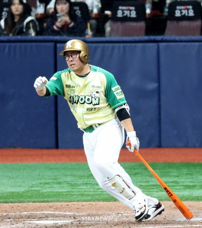 타격하는 안치홍. /사진=강영조 선임기자