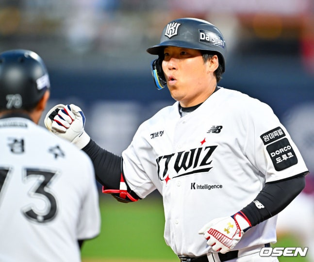 7회 쐐기 타점을 친 김현수.