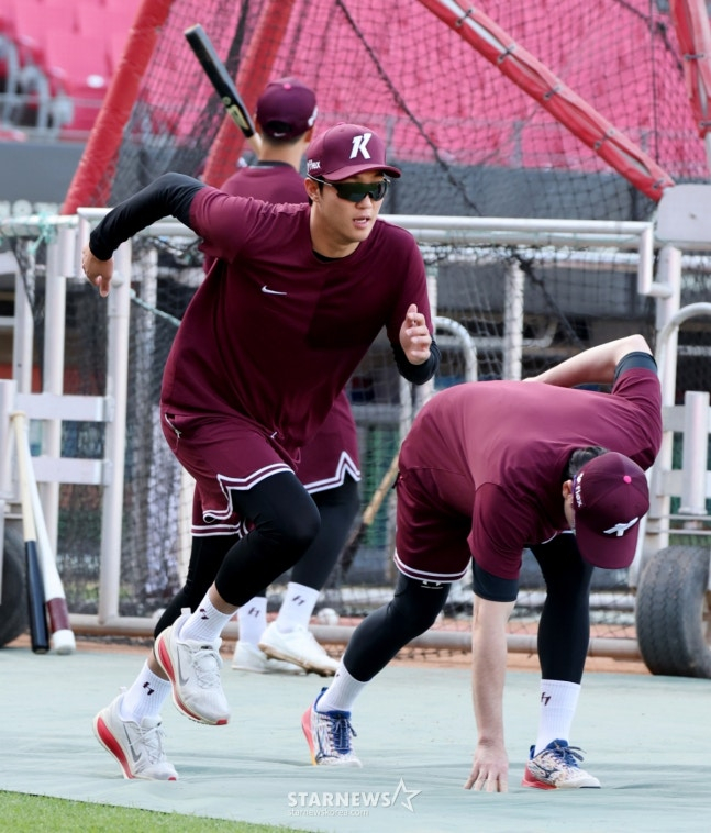 안우진이 몸을 풀고 있는 모습. /사진=강영조 선임기자