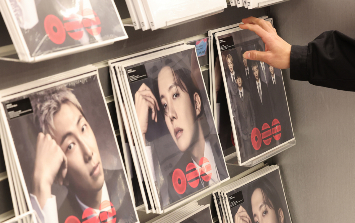  지난 13일 서울 중구 명동의 케이팝 굿즈 판매점 '케이메카' 본점에 진열된 BTS '아리랑' 앨범의 모습. 2026.4.13 /사진=뉴스1
