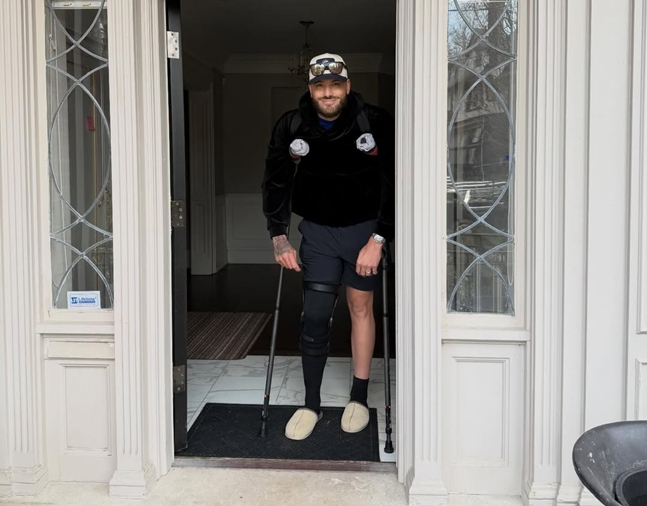 목발을 짚은 폰세. /사진=폰세 와이프 엠마 폰세 SNS