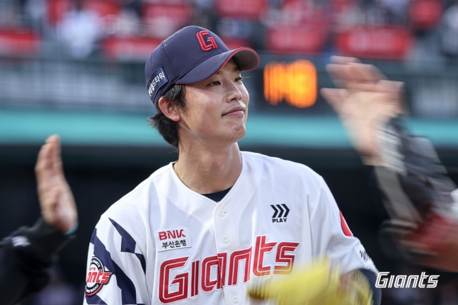 롯데 현도훈이 18일 부산 한화전 등판에서 웃고 있다. /사진=롯데 자이언츠 제공