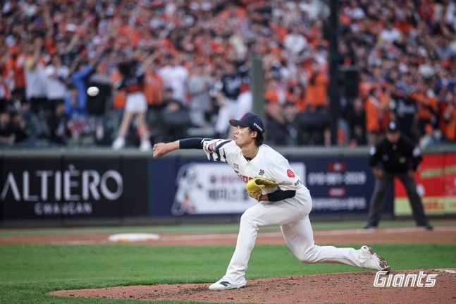 롯데 현도훈이 18일 부산 한화전 등판에서 역투하고 있다. /사진=롯데 자이언츠 제공