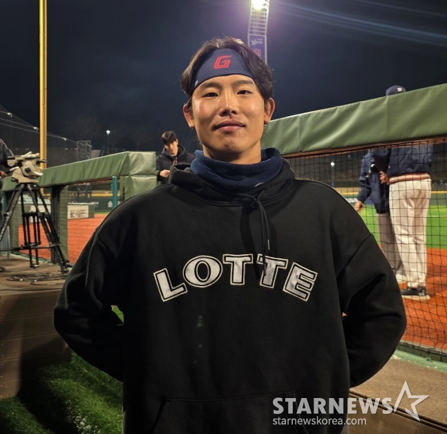 롯데 현도훈이 지난 3월 20일 울산 문수야구장에서 열린 2026 메디힐 KBO 퓨처스리그 개막전에서 울산 웨일즈 상대 승리 투수가 된 뒤 취재진과 인터뷰하고 있다. /사진=김동윤 기자