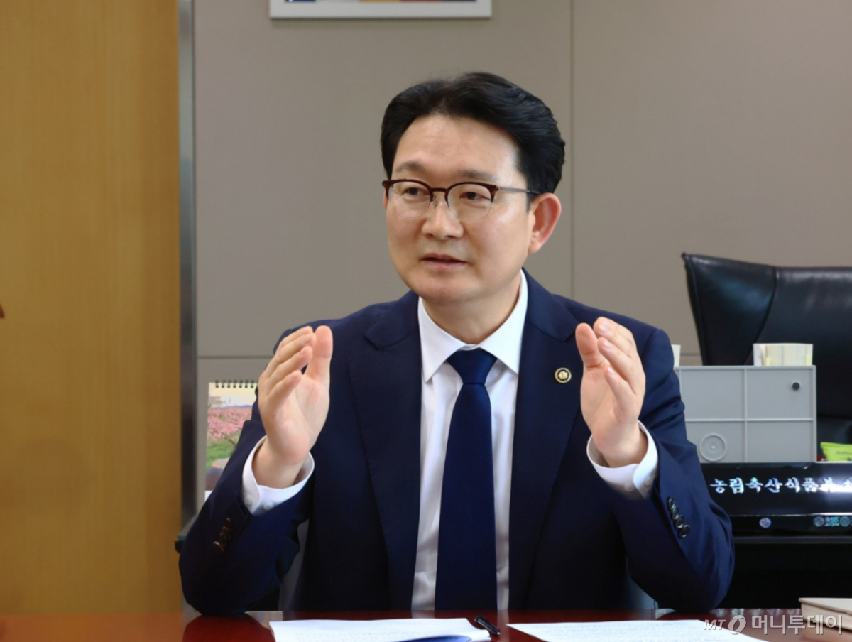 김종구 농림축산식품부 차관이 17일 정부세종청사 집무실에서 머니투데이와 농협 개혁 관련 인터뷰를 하고 있다. /사진=농식품부 대변인실