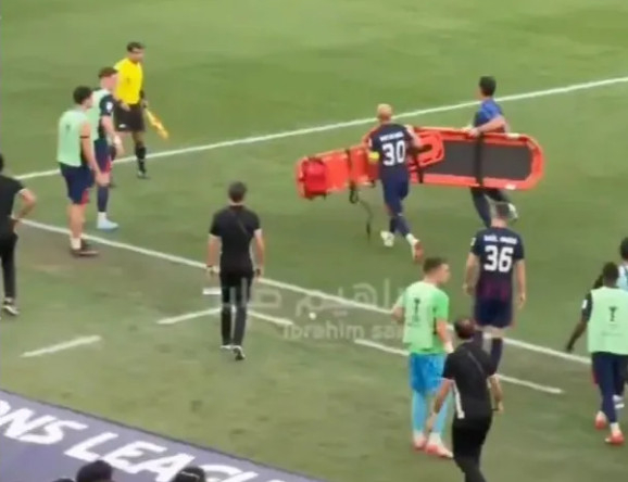 조호르의 주장 나초 인사(30번)가 직접 들것을 들고 뛰고 있다. /사진=더선 갈무리