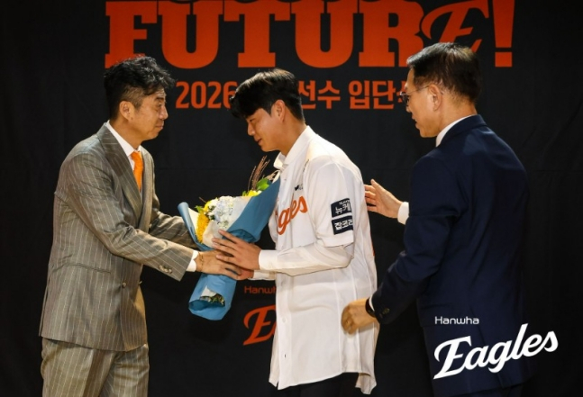 박준영(가운데)이 지난해 10월 신인선수 입단식에서 손혁 단장으로부터 꽃다발을 건네받고 있다. /사진=한화 이글스 제공