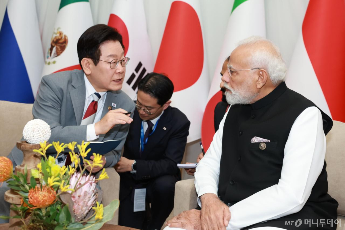 [요하네스버그=뉴시스] 최동준 기자 = 이재명 대통령이 22일(현지 시간) 남아프리카공화국 요하네스버그 엑스포 센터에서 열린 G20 정상회의에서 나렌드라 모디 인도 총리와 약식 회담을 하고 있다. (사진=G20 조직위원회 제공) 2025.11.23. photo@newsis.com *재판매 및 DB 금지 /사진=