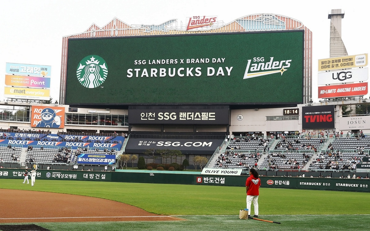 스타벅스 코리아가 다음달 1~3일동안 인천SSG랜더스필드에서 열리는 SSG랜더스 대 롯데자이언츠 3연전을 '2026 스타벅스 데이'로 진행한다. /사진제공=스타벅스