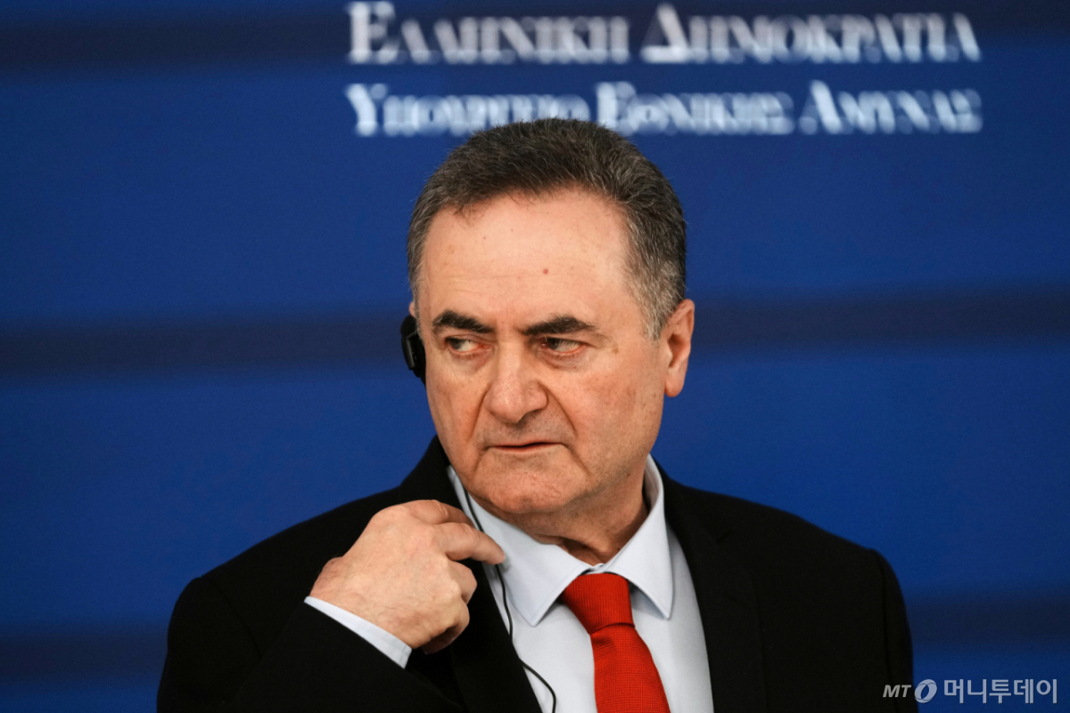 [아테네(그리스)=AP/뉴시스]이스라엘 카츠 이스라엘 국방부장관이 1월20일 그리스 아테네에서 니코스 덴디아스 그리스 국방장관과 회담을 마친 후 공동성명을 발표하고 있다. 카츠 장관은 17일 "군사적 수단을 통해서든 아니면 외교적 수단을 통해서든 헤즈볼라를 무장 해제시키는 것이 여전히 이스라엘의 핵심 목표"라며 휴전 발효에도 불구하고 헤즈볼라에 대한 군사 작전은 아직 완료되지 않았다고 강조했다. 2026.04.17. /사진=유세진