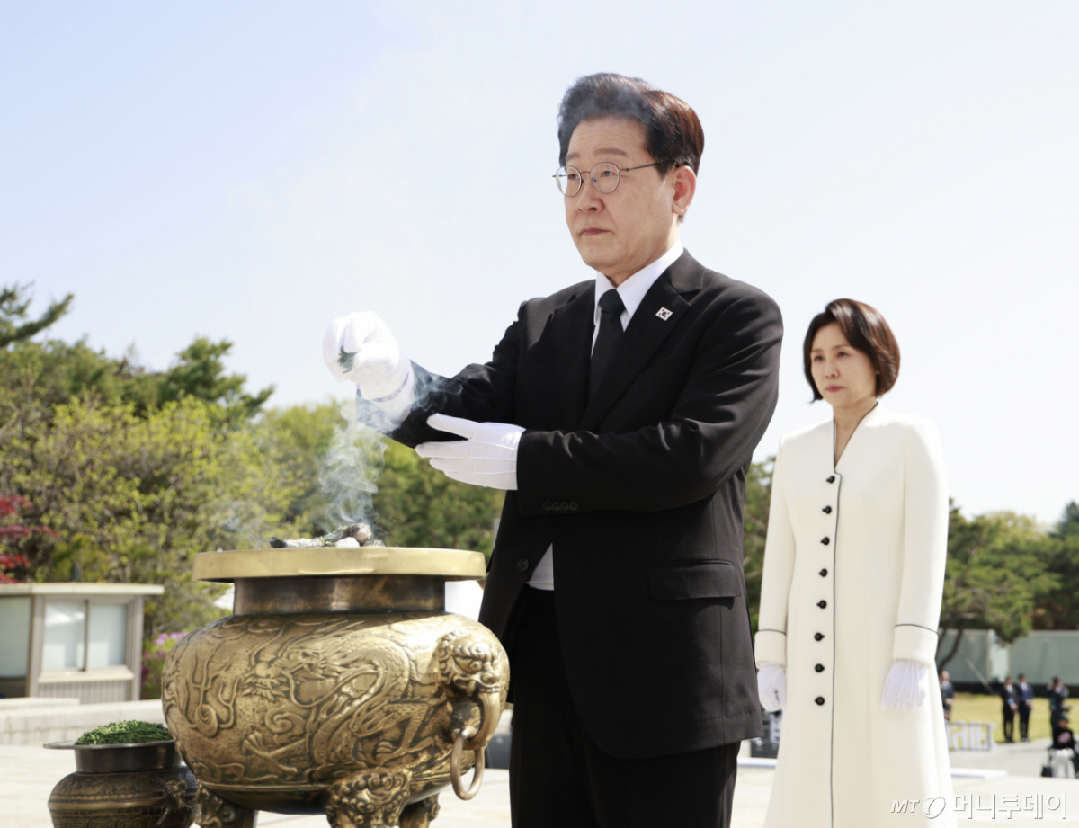 [서울=뉴시스] 최동준 기자 = 이재명 대통령이 19일 서울 강북구 국립4·19민주묘지에서 열린 제66주년 4·19 혁명 기념식에서 헌화 후 분향하고 있다. 2026.04.19. photocdj@newsis.com /사진=최동준