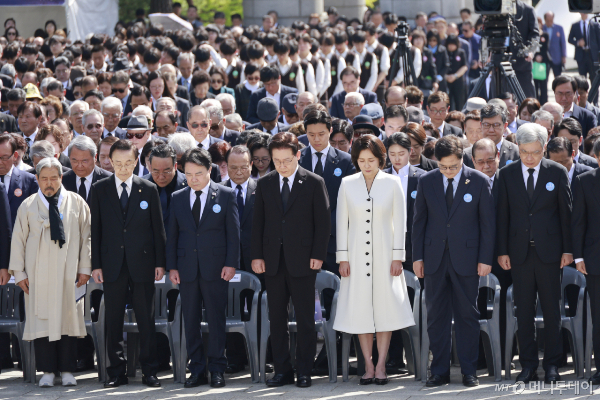 [서울=뉴시스] 최동준 기자 = 이재명 대통령과 김혜경 여사가 19일 서울 강북구 국립4·19민주묘지에서 열린 제66주년 4·19 혁명 기념식에서 국민의례를 하고 있다. 2026.04.19. photocdj@newsis.com /사진=최동준