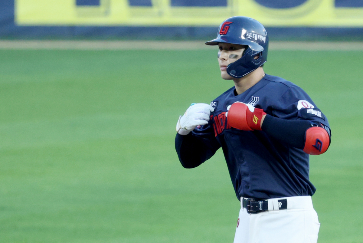 2026 신한 SOL KBO리그 LG 트윈스 대 롯데 자이언츠 경기가 16일 서울 잠실야구장에서 열렸다.  롯데 윤동희가 1회초 2사 1,3루에서 선제 1타점 적시 2루타를 날리고 출루한 후 세리머니를 하고 있다. /사진=김진경 대기자