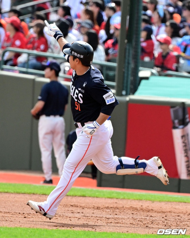 한화 문현빈이 19일 부산 롯데전 3회초 2사에서 우월 1점 홈런을 치고 그라운드를 돌고 있다.