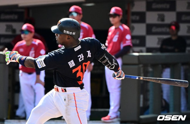 한화 페라자가 19일 부산 롯데전 6회초 1사 1, 3루에서 안타를 치고 있다.