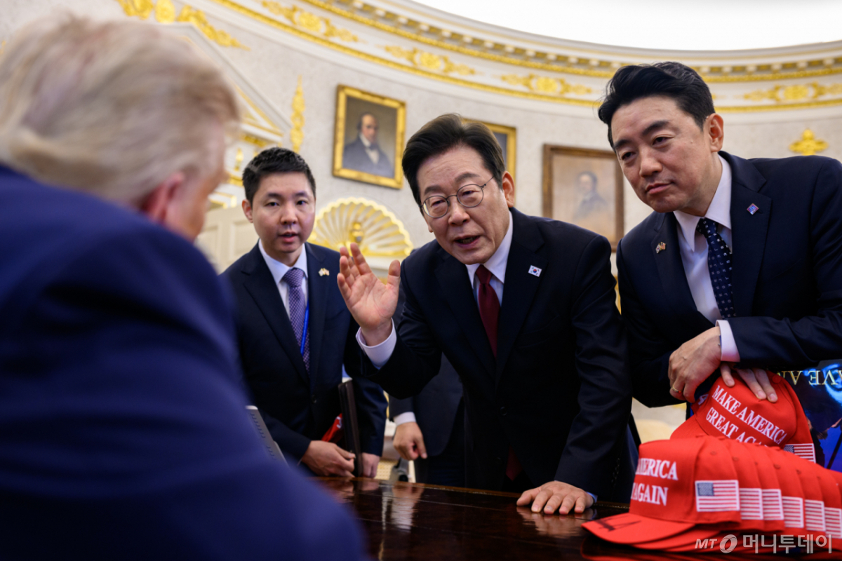 (워싱턴=뉴스1) 류정민 특파원 = 이재명 대통령과 강훈식 대통령실 비서실장이 지난 25일 미국 워싱턴DC 백악관 오벌오피스에서 도널드 트럼프 대통령과 이야기를 나누고 있다. 2025.8.31/뉴스1 (백악관 제공. 재판매 및 DB 금지)  Copyright © 뉴스1. All rights reserved. 무단 전재 및 재배포,  AI학습 이용 금지. /사진=(워싱턴=뉴스1) 류정민 특파원