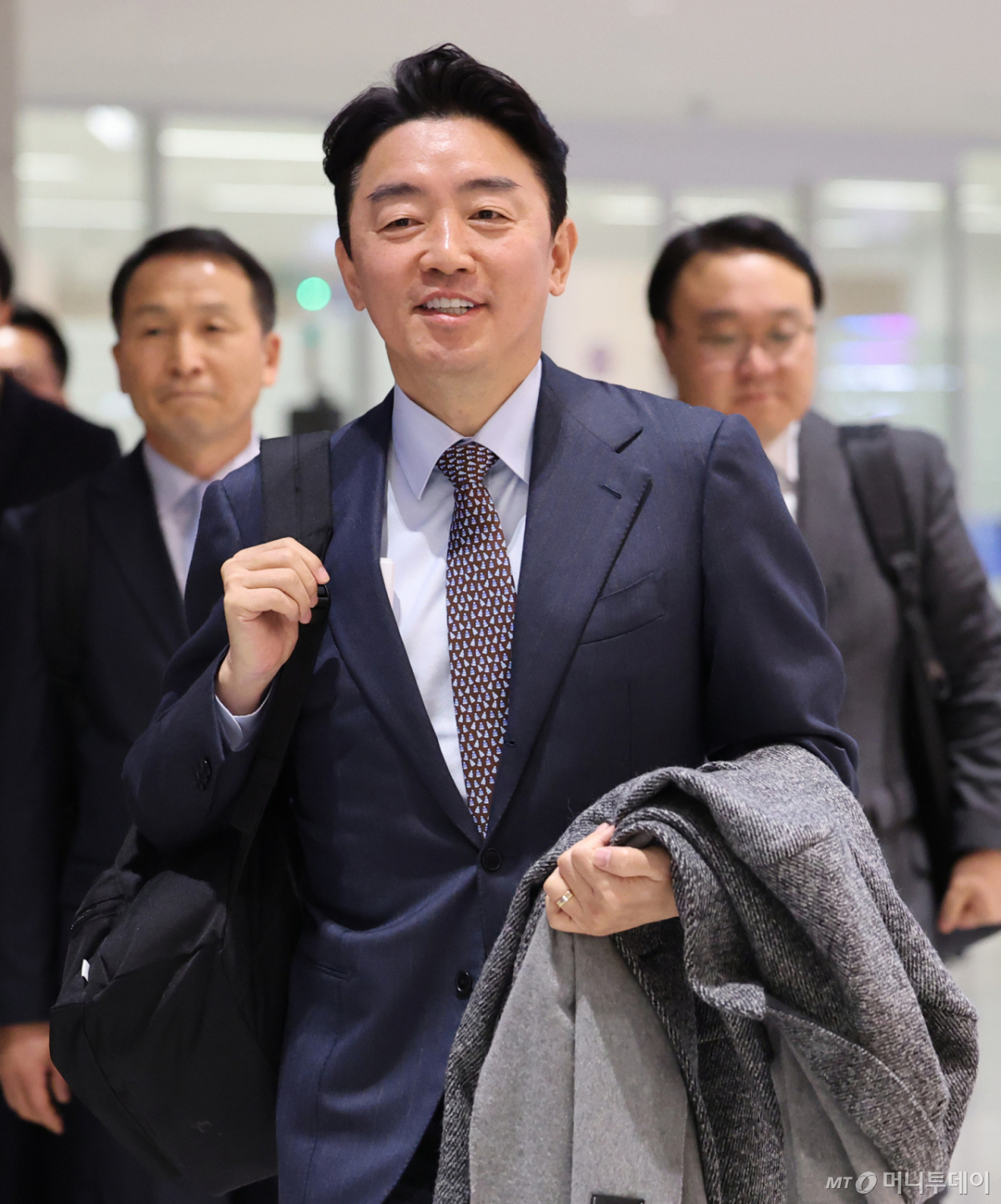 (인천공항=뉴스1) 오대일 기자 = 전략경제협력 대통령 특사 자격으로 캐나다·노르웨이를 방문하고 돌아온 강훈식 대통령비서실장이 31일 오후 인천국제공항을 통해 귀국하고 있다.  강 실장은 노르웨이 정부와 1조 3천억 규모의  한국산 다연장 로켓 '천무' 수출 계약이 최종 체결됐다고 밝혔다. 2026.1.31/뉴스1  Copyright © 뉴스1. All rights reserved. 무단 전재 및 재배포,  AI학습 이용 금지. /사진=(인천공항=뉴스1) 오대일 기자