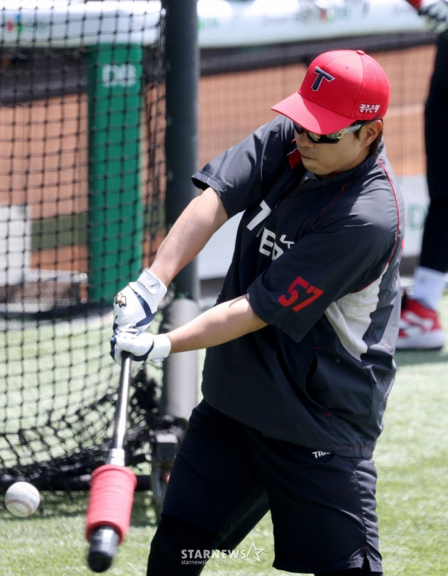 2026 신한 SOL KBO리그 두산 베어스 대 KIA 타이거즈 경기가 19일 서울 잠실야구장에서 열렸다.  KIA 고종욱이 타격 훈련을 하고 있다. /사진=김진경 대기자