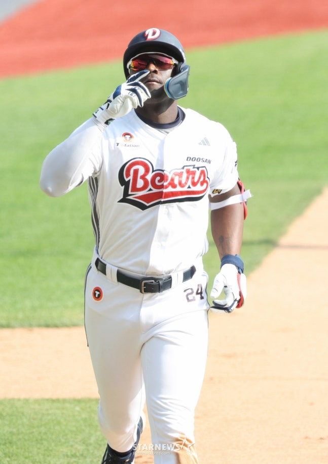 2026 신한 SOL KBO리그 두산 베어스 대 KIA 타이거즈 경기가 19일 서울 잠실야구장에서 열렸다.  두산 카메론이 6회말 무사에서 KIA 황동하를 상대로 좌월 1점 홈런을 날리고 홈인하고 있다.