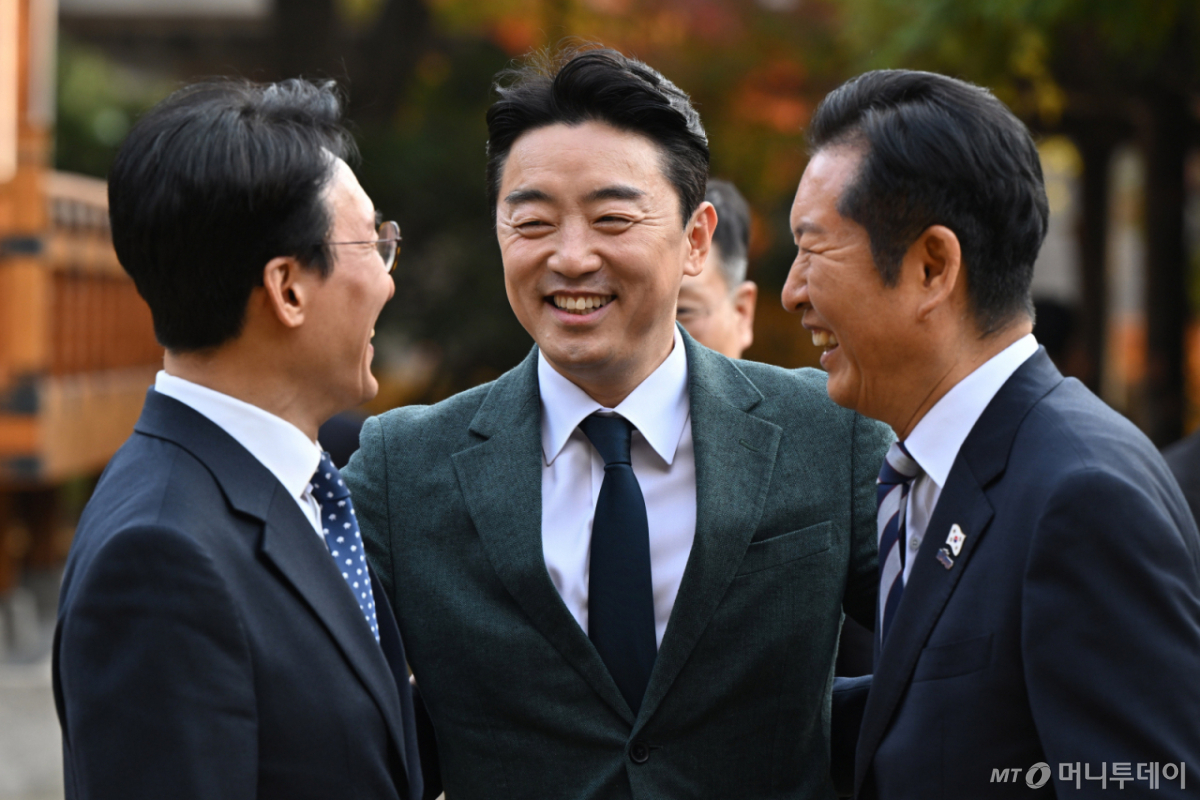 (서울=뉴스1) 이광호 기자 = 김민석 국무총리(왼쪽)와 정청래 더불어민주당 대표(오른쪽), 강훈식 대통령실 비서실장이 9일 서울 종로구 삼청동 총리공관에서 열린 고위당정협의회에서 대화 나누고 있다. (공동취재) 2025.11.9/뉴스1  Copyright © 뉴스1. All rights reserved. 무단 전재 및 재배포,  AI학습 이용 금지. /사진=(서울=뉴스1) 이광호 기자