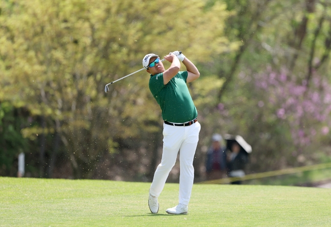 이상엽이 19일 춘천 라비에벨 골프앤리조트(파72·7254야드)에서 열린 2026 KPGA 투어 개막전 제21회 DB손해보험 프로미오픈(총상금 10억원) 최종 4라운드에서 1번 홀 세컨드샷을 날리고 있다. /사진=KPGA 제공