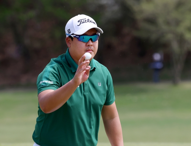 이상엽이 19일 춘천 라비에벨 골프앤리조트(파72·7254야드)에서 열린 2026 KPGA 투어 개막전 제21회 DB손해보험 프로미오픈(총상금 10억원) 최종 4라운드에서 3번 홀 버디 퍼트를 성공시킨 뒤 갤러리들에게 인사를 하고 있다. /사진=KPGA 제공