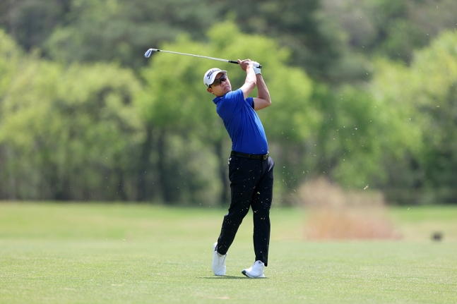 권성열이 19일 춘천 라비에벨 골프앤리조트(파72·7254야드)에서 열린 2026 KPGA 투어 개막전 제21회 DB손해보험 프로미오픈(총상금 10억원) 최종 4라운드에서 4번 홀 세컨드샷을 날리고 있다. /사진=KPGA 제공