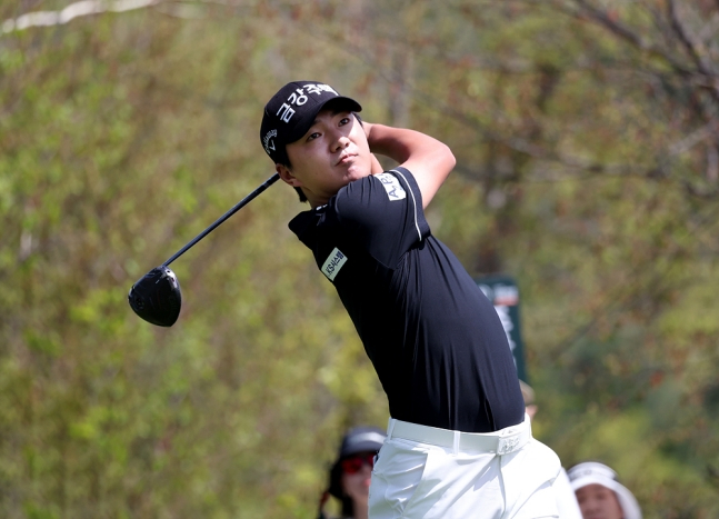 옥태훈이 19일 춘천 라비에벨 골프앤리조트(파72·7254야드)에서 열린 2026 KPGA 투어 개막전 제21회 DB손해보험 프로미오픈(총상금 10억원) 최종 4라운드에서 1번 홀 드라이버 티샷을 날리고 타구를 바라보고 있다. /사진=KPGA 제공