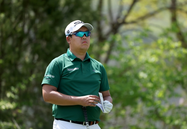 이상엽(왼쪽)이 19일 춘천 라비에벨 골프앤리조트(파72·7254야드)에서 열린 막을 내린 2026 한국프로골프(KPGA) 투어 개막전 제21회 DB손해보험 프로미오픈 최종 4라운드에 3번 홀에서 타깃 방향을 바라보고 있다. /사진=KPGA 제공