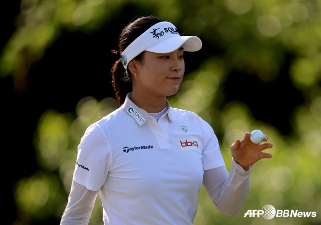 윤이나가 19일 미국 캘리포니아주 로스앤젤레스 엘카바예로 컨트리클럽(파72)에서 열린 LPGA 투어 JM 이글 LA챔피언십(총상금 375만 달러) 3라운드에서 퍼트를 성공시키고 미소를 짓고 있다. /AFPBBNews=뉴스1