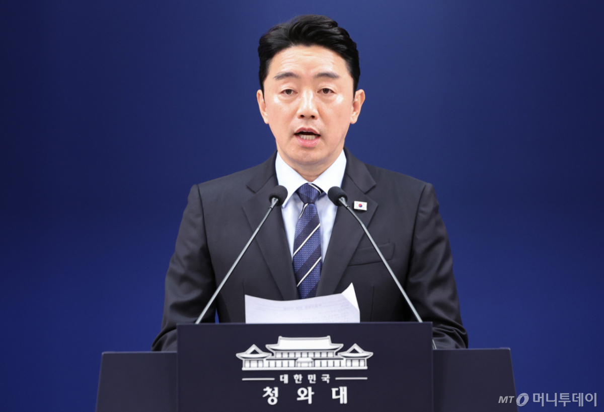 (서울=뉴스1) 허경 기자 = 강훈식 대통령 비서실장이 19일 청와대 춘추관에서 대통령 지시 사항 관련 브리핑을 하고 있다. 강 비서실장은 이날 브리핑을 통해 "이 대통령은 공직기강을 확립하고, 국정운영의 투명성을 제고하기 위해 국회가 특별감찰관 임명 절차를 개시해 줄 것을 다시 한번 요청했다"고 밝혔다. 2026.4.19/뉴스1  Copyright © 뉴스1. All rights reserved. 무단 전재 및 재배포,  AI학습 이용 금지. /사진=(서울=뉴스1) 허경 기자