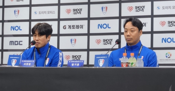 OGFC와 경기 전 기자회견에 참석한 수원 삼성 레전드 서정원(왼쪽)과 염기훈. /사진=박건도 기자