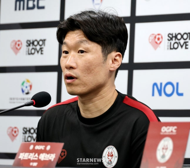 수원 삼성 레전드와 경기 전 기자회견에서 답변하는 박지성(왼쪽). /사진=강영조 선임기자