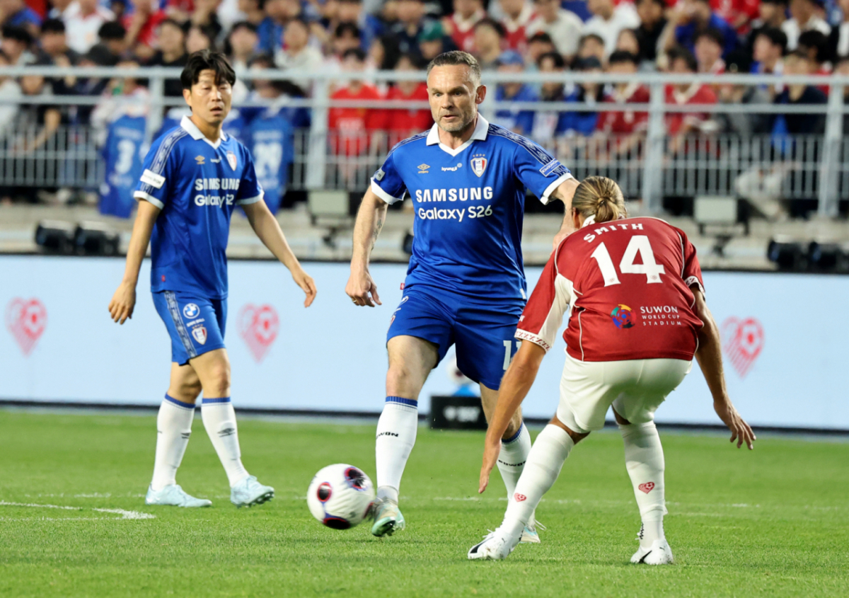 데니스가 19일 수원 월드컵경기장에서 열리는OGFC와 수원삼성의 레전드 매치에서 드리블을 하고 있다. /사진=강영조 선임기자