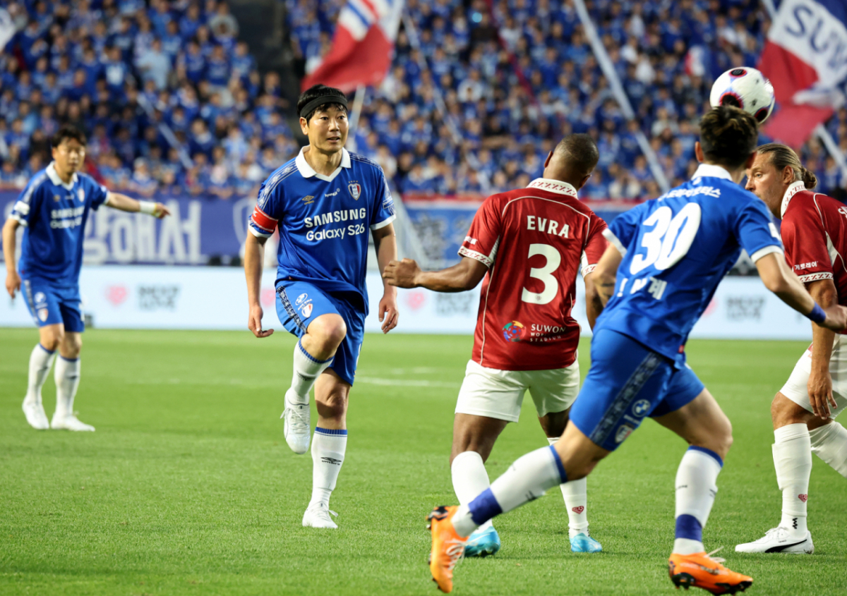 송중국이 19일 수원 월드컵경기장에서 열리는OGFC와 수원삼성의 레전드 매치에서 볼을 전방으로 올려주고 있다. /사진=강영조 선임기자