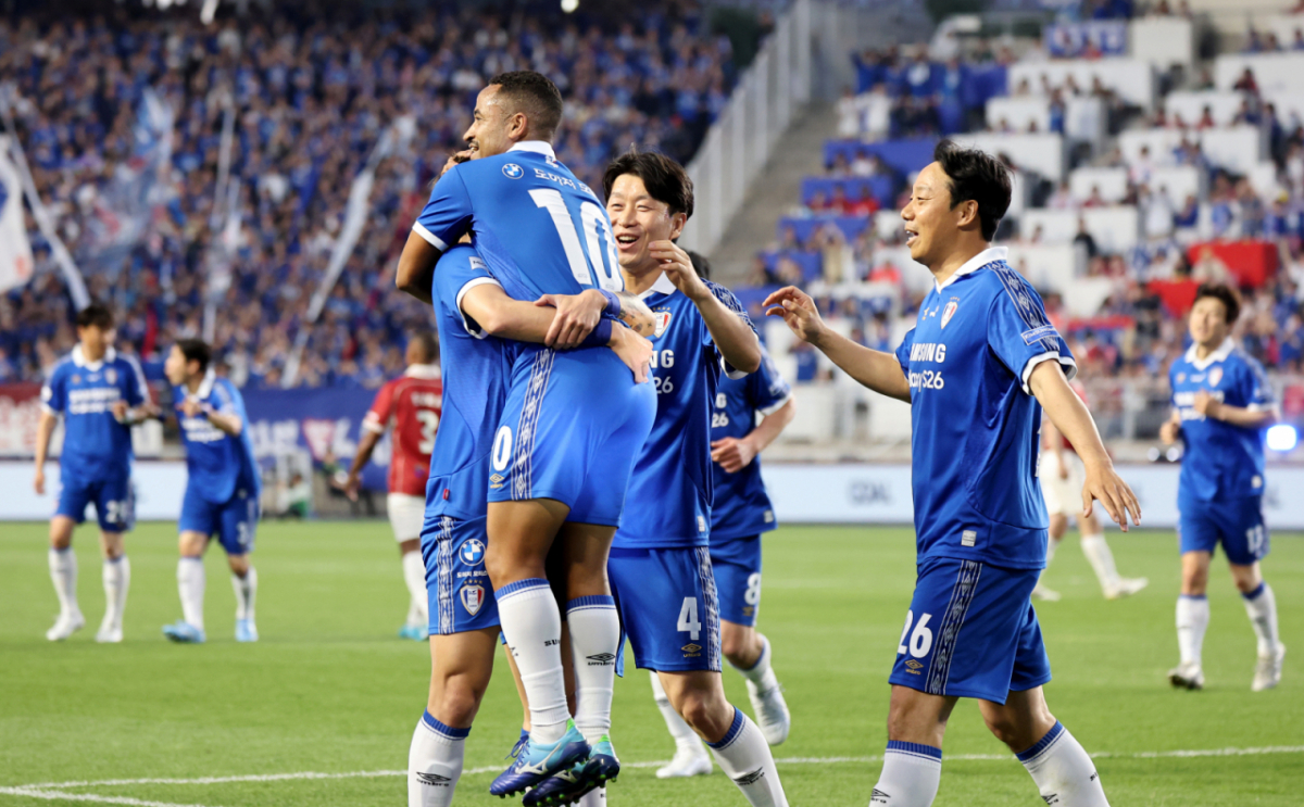 수원삼성 레전드 산토스가 19일 수원 월드컵경기장에서 열리는OGFC와 수원삼성의 레전드 매치에서 선제골을 성공시킨후 동료들과 기쁨을 만끽하고 있다. /사진=강영조 선임기자